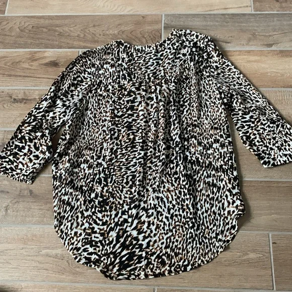 Animal print is trending! Silky plus size v neck high low blouse! Like new! - Picture 4 of 4